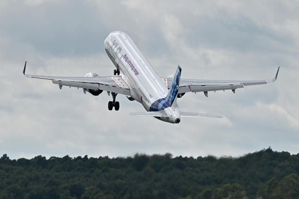 Một chiếc AIrbus A321 253 XLR Neo thực hiện chuyến bay trình diễn tại Triển lãm hàng không quốc tế Farnborough 2024. Ảnh: Getty Images. Một chiếc AIrbus A321 253 XLR Neo thực hiện chuyến bay trình diễn tại Triển lãm hàng không quốc tế Farnborough 2024. Ảnh: Getty Images.