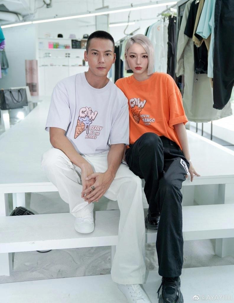 Sự xuất hiện của Ayayi trở nên hot hơn khi nhiều người có ảnh hưởng trên mạng xã hội liên tục khoe những bức ảnh chụp chung với cô, tạo nên trào lưu &quot;Người nổi tiếng tìm cách check-in cùng Ayayi&quot;, &quot;người nổi tiếng theo đuổi người nổi tiếng&quot;. Trong ảnh, nam ca sĩ, diễn viên Trần Vỹ Đình chụp ảnh cùng Ayayi.