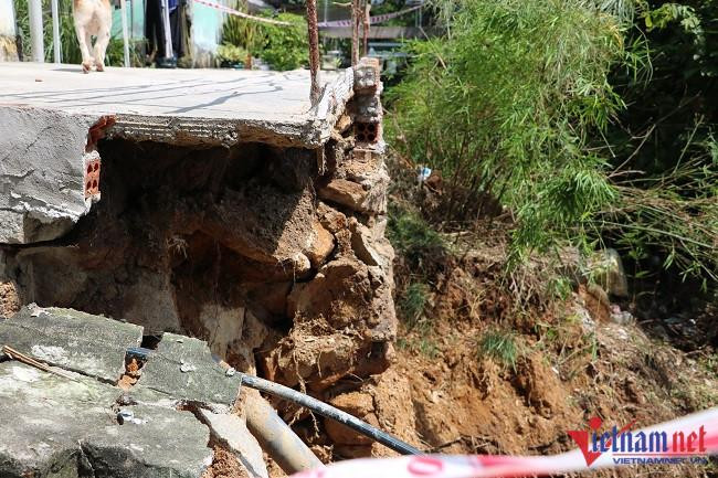 Sạt lở khiến phần sân nhà nằm trơ trọi trước “miệng hà bá” Sạt lở khiến phần sân nhà nằm trơ trọi trước “miệng hà bá”