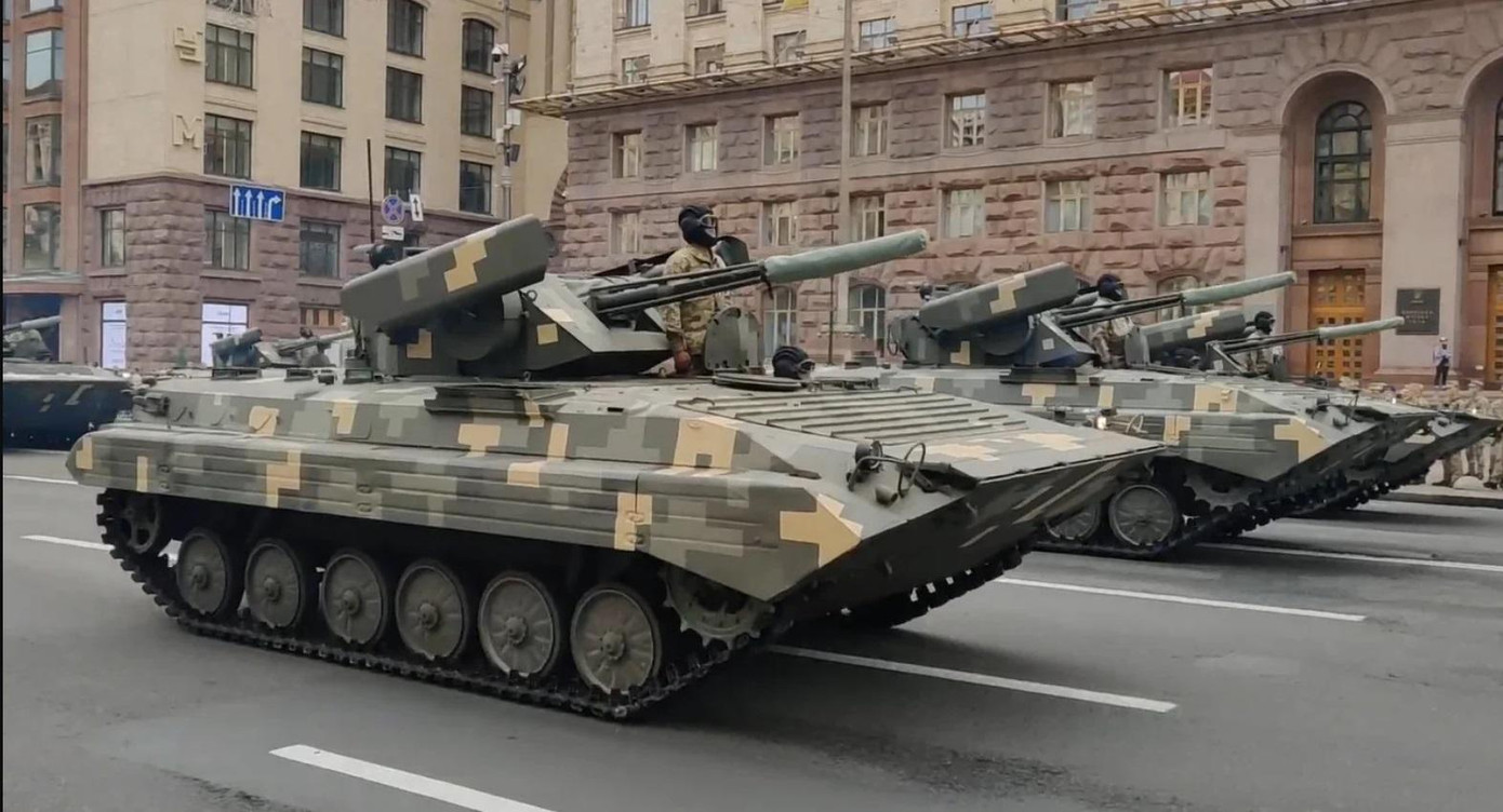 Cũng lần đầu tiên, quân đội Ukraine sẽ giới thiệu phiên bản tiên tiến của BMP-1, được nâng cấp bao bộ chiến đấu SPIS (Spear), bao gồm hai tên lửa dẫn đường chống tăng R-2, một hệ thống phóng lựu tự động KBA-117 30mm, một súng chính ZTM-1 30mm và một súng máy đồng trục PKT 7,62mm. Cũng lần đầu tiên, quân đội Ukraine sẽ giới thiệu phiên bản tiên tiến của BMP-1, được nâng cấp bao bộ chiến đấu SPIS (Spear), bao gồm hai tên lửa dẫn đường chống tăng R-2, một hệ thống phóng lựu tự động KBA-117 30mm, một súng chính ZTM-1 30mm và một súng máy đồng trục PKT 7,62mm.