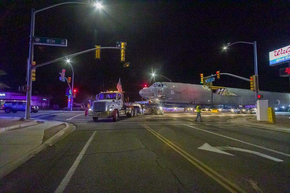 Chiếc B-52 và những chiếc xe ô tô hộ tống chiếm hai làn đường giao thông.