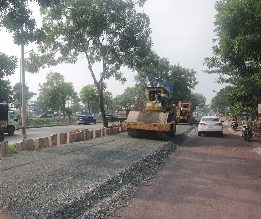 Các xe lu đang lu phần đường được trải đá cao hơn. Ảnh chụp đầu tháng 12.