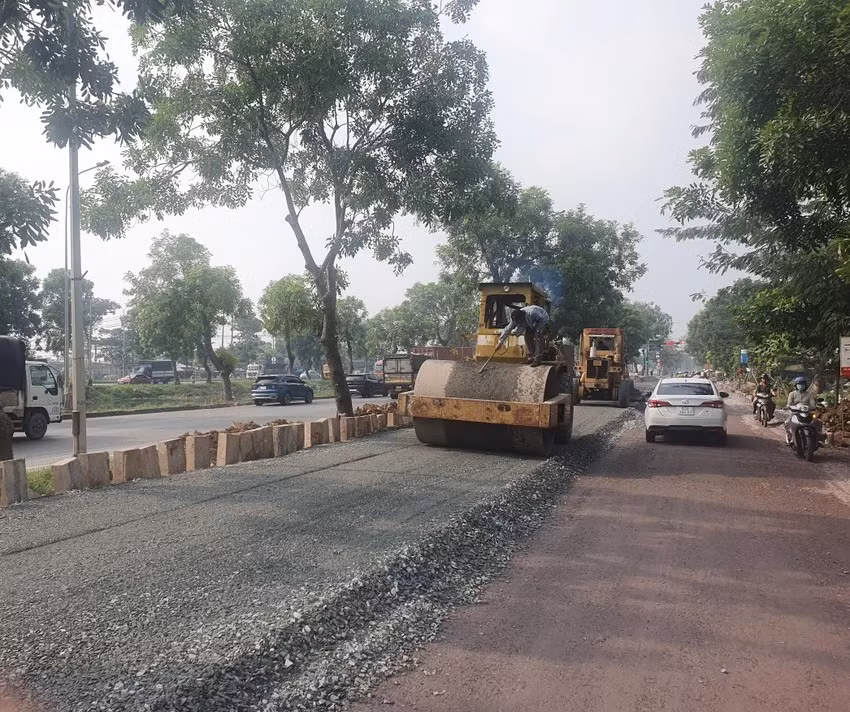 Các xe lu đang lu phần đường được trải đá cao hơn. Ảnh chụp đầu tháng 12.