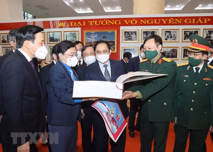 Thủ tướng Phạm Minh Chính và các đại biểu tham quan trưng bày ảnh và tư liệu, bài thi tìm hiểu về cuộc đời và sự nghiệp của Đại tướng Võ Nguyên Giáp. (Ảnh: Dương Giang/TTXVN) Thủ tướng Phạm Minh Chính và các đại biểu tham quan trưng bày ảnh và tư liệu, bài thi tìm hiểu về cuộc đời và sự nghiệp của Đại tướng Võ Nguyên Giáp. (Ảnh: Dương Giang/TTXVN)