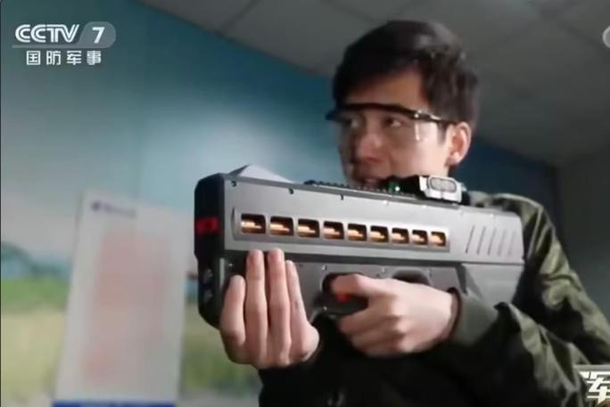 Loại súng điện từ mới được giới thiệu trên CCTV - Ảnh cắt từ video
