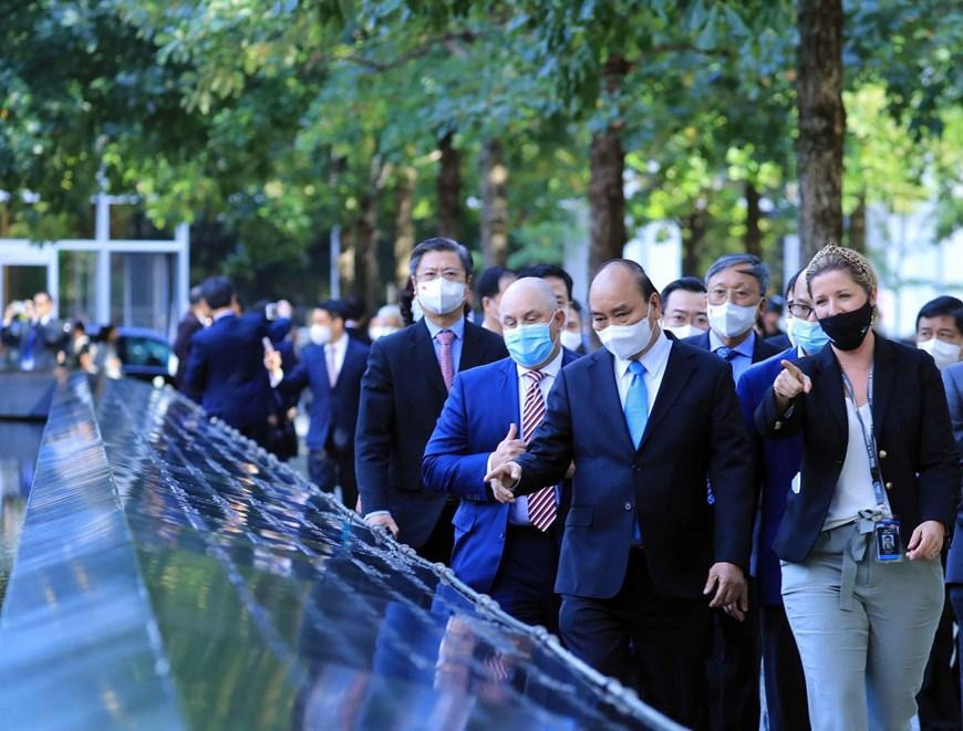 Chủ tịch nước Nguyễn Xuân Phúc thăm Khu tưởng niệm các nạn nhân của vụ khủng bố 11/9. (Ảnh: Thống Nhất/TTXVN) Chủ tịch nước Nguyễn Xuân Phúc thăm Khu tưởng niệm các nạn nhân của vụ khủng bố 11/9. (Ảnh: Thống Nhất/TTXVN)