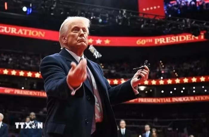 Tân Tổng thống Mỹ Donald Trump tại lễ nhậm chức ở Washington, DC ngày 20/1/2025. (Ảnh: Getty Images/TTXVN) Tân Tổng thống Mỹ Donald Trump tại lễ nhậm chức ở Washington, DC ngày 20/1/2025. (Ảnh: Getty Images/TTXVN)