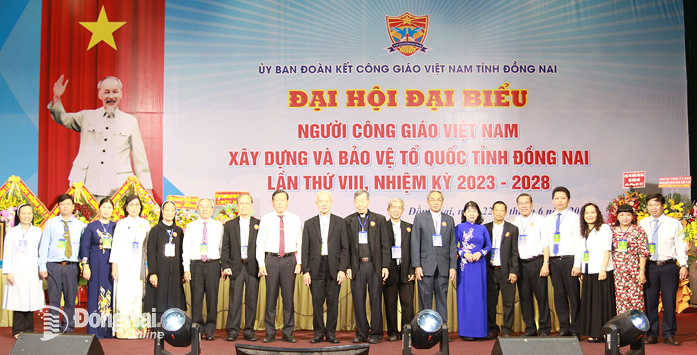 Các Ủy viên thường trực Ủy ban ĐKCGVN tỉnh, nhiệm kỳ 2023-2028 ra mắt và chụp ảnh lưu niệm cùng khách mời Trung ương và tỉnh. Ảnh: Sông Thao Các Ủy viên thường trực Ủy ban ĐKCGVN tỉnh, nhiệm kỳ 2023-2028 ra mắt và chụp ảnh lưu niệm cùng khách mời Trung ương và tỉnh. Ảnh: Sông Thao