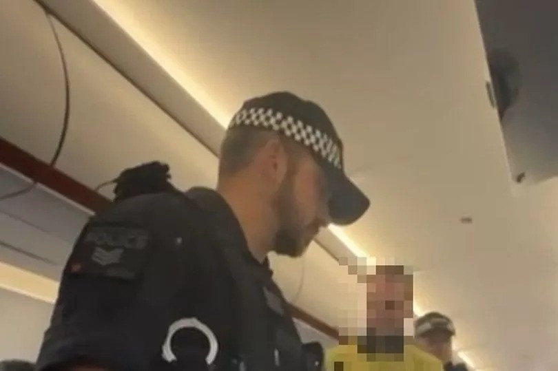 Cảnh sát lên máy bay cưỡng chế một số người đàn ông đi. Ảnh chụp màn hình: Manchester Evening News. Cảnh sát lên máy bay cưỡng chế một số người đàn ông đi. Ảnh chụp màn hình: Manchester Evening News.