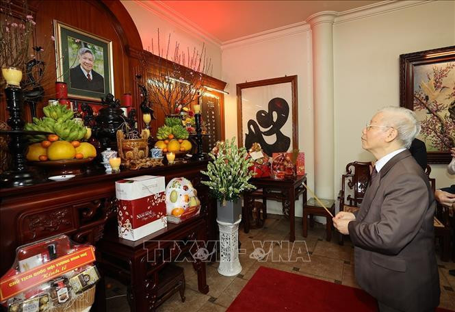 Tổng Bí thư Nguyễn Phú Trọng thắp hương tưởng niệm cố Tổng Bí thư Lê Khả Phiêu. Ảnh: Trí Dũng/TTXVN