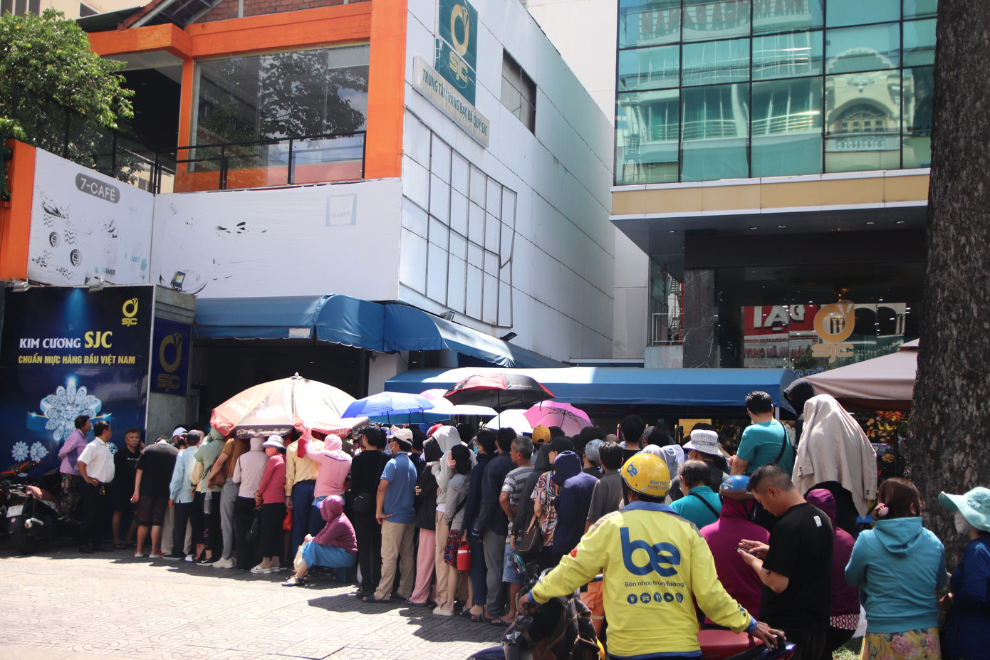 Dòng người xếp hàng dài tiếp nối từ cổng chính xuống lòng đường. Dòng người xếp hàng dài tiếp nối từ cổng chính xuống lòng đường.