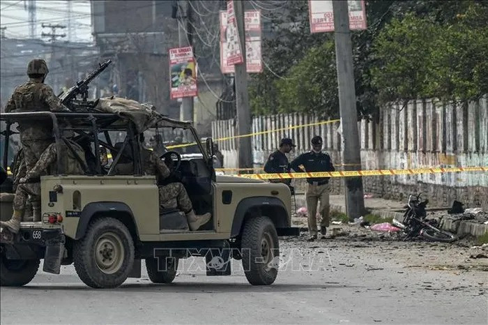 Lực lượng an ninh gác tại hiện trường một vụ tấn công ở Peshawar, tỉnh Khyber Pakhtunkhwa, Pakistan, ngày 10/3/2024. Ảnh tư liệu: TTXVN