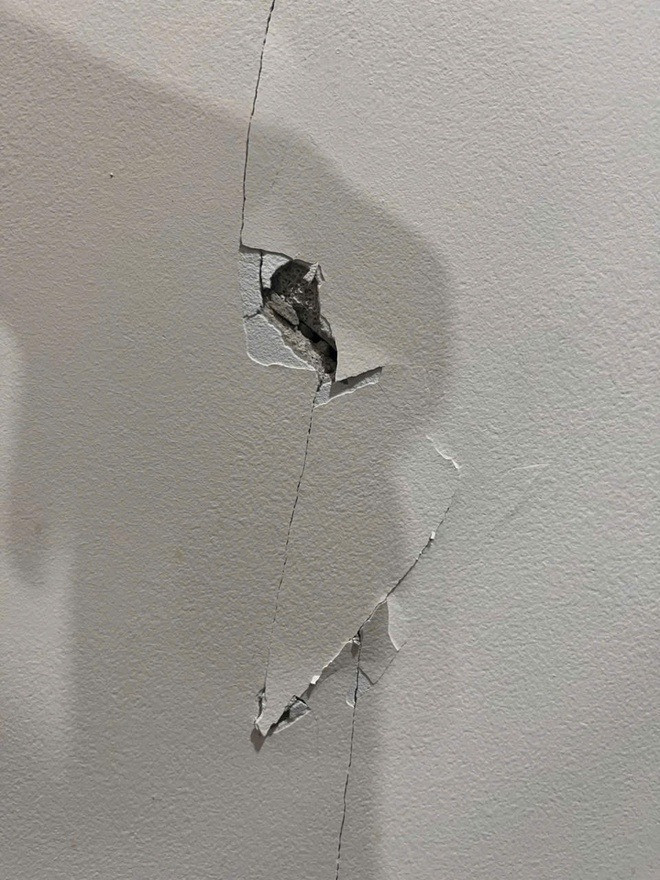 Nhiều vết nứt xuất hiện trên tường trong nhà cư dân chung cư Diamond Riverside (quận 8) Nhiều vết nứt xuất hiện trên tường trong nhà cư dân chung cư Diamond Riverside (quận 8)