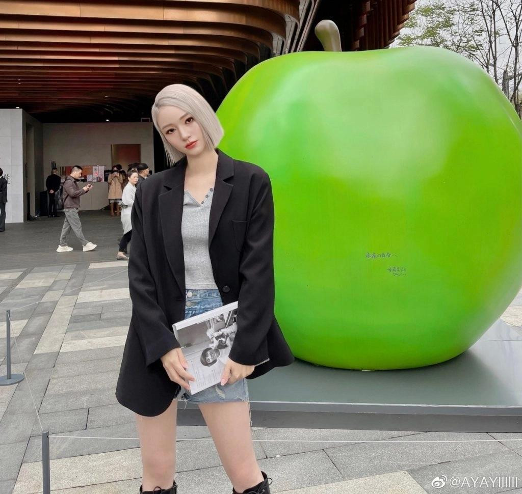 Theo nhà sản xuất, Ayayi có sự hoàn hảo về ngoại hình, phong cách thời thượng, phù hợp với thẩm mỹ của khán giả, ngoài ra cô ấy còn có tài năng và được sự đón nhận tích cực từ khán giả.