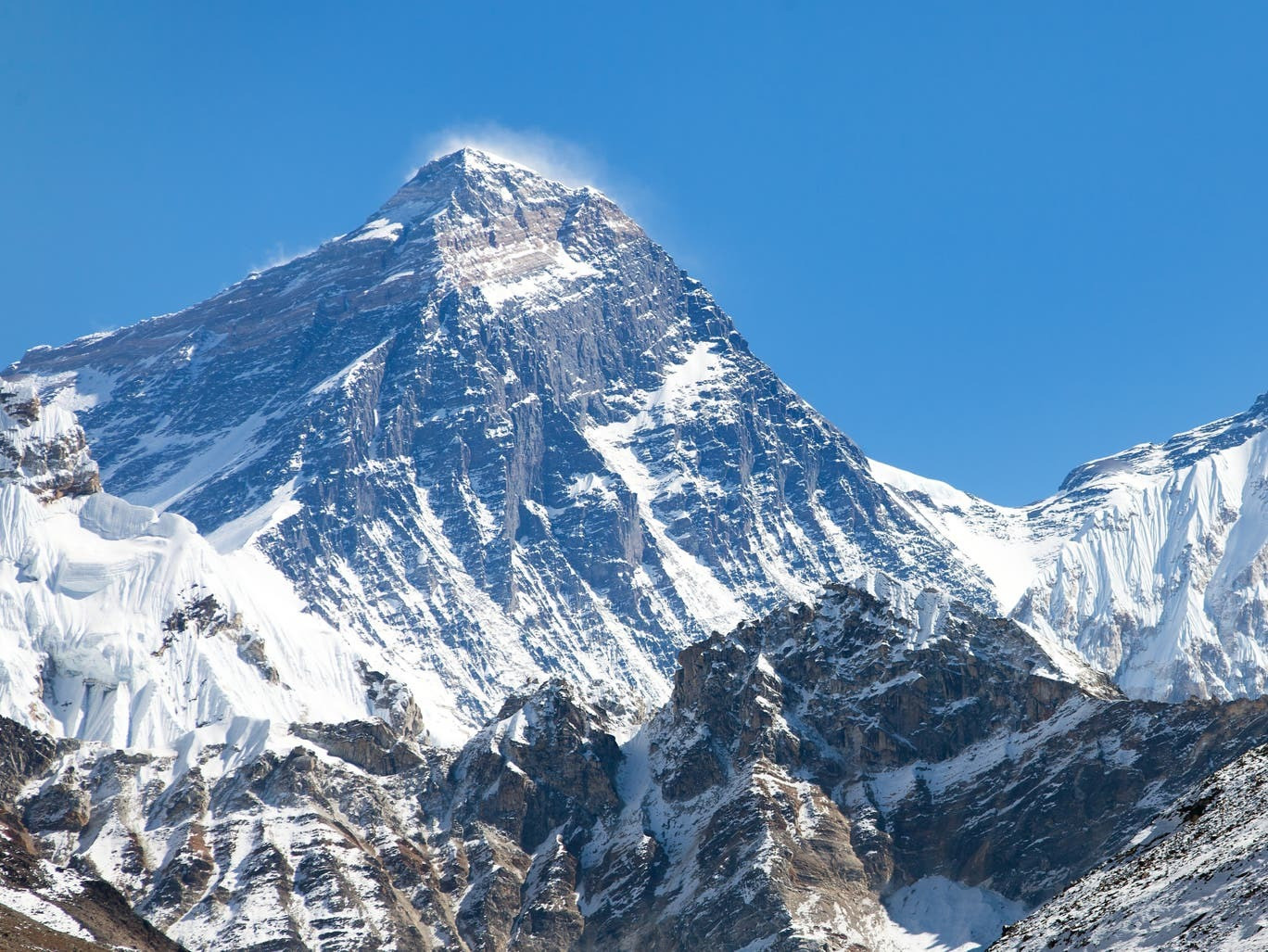 Đỉnh Everest ngày càng cao hơn mỗi năm. Ảnh: Getty.