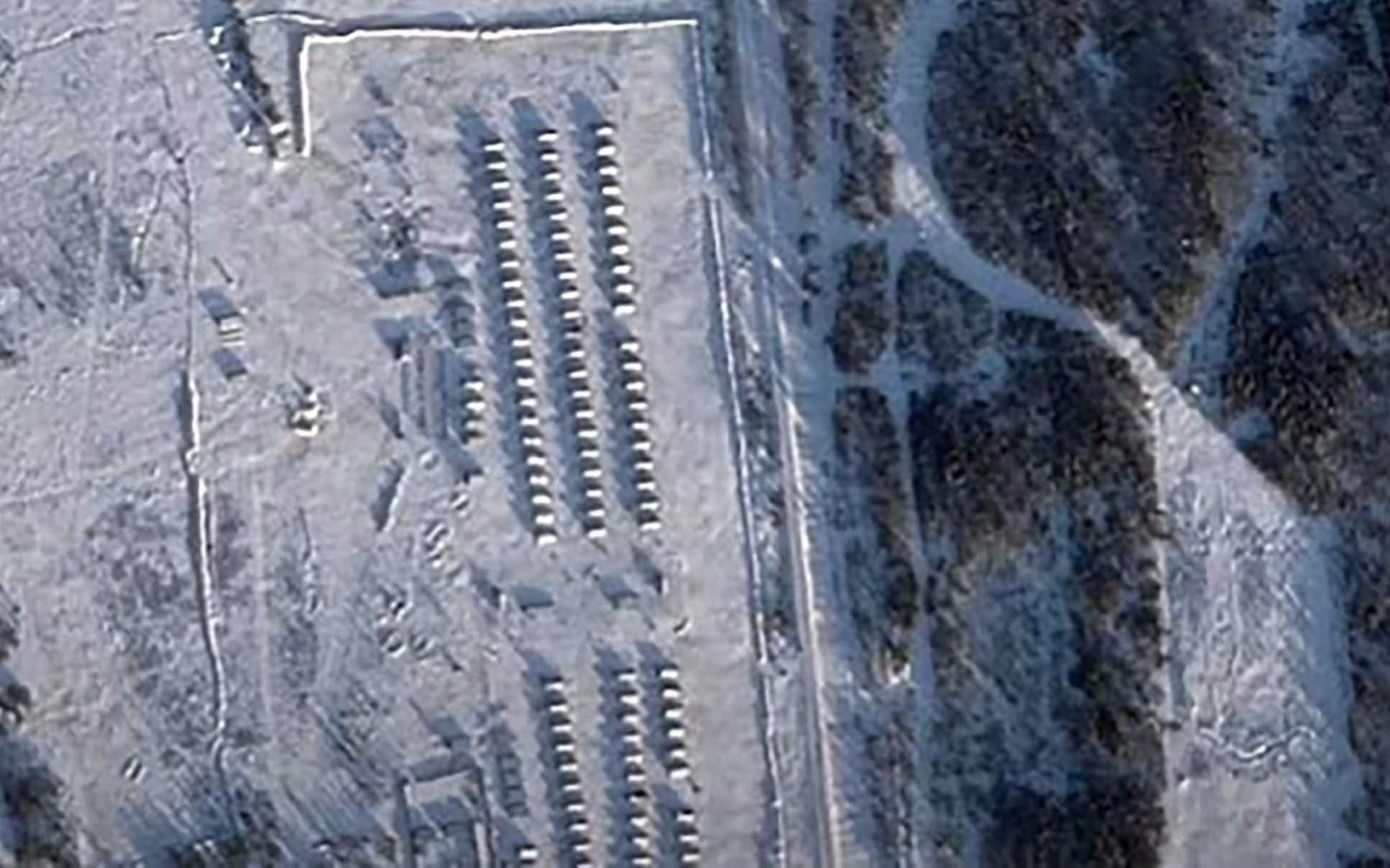 Hình ảnh vệ tinh ghi lại các dãy lều trại mới xuất hiện tại Kamenka, gần biên giới Phần Lan. Ảnh: The Telegraph