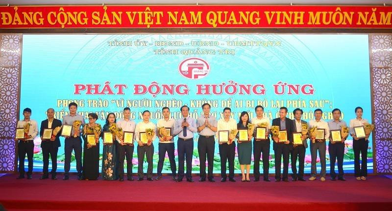 Lãnh đạo tỉnh Quảng Trị trao bảng vinh danh các tổ chức, cá nhân tiêu biểu đóng góp tích cực, thiết thực tham gia Quỹ vì người nghèo và các hoạt động an sinh xã hội. Lãnh đạo tỉnh Quảng Trị trao bảng vinh danh các tổ chức, cá nhân tiêu biểu đóng góp tích cực, thiết thực tham gia Quỹ vì người nghèo và các hoạt động an sinh xã hội.