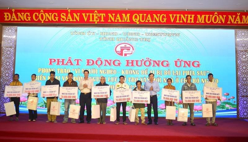 Lãnh đạo tỉnh Quảng Trị trao tặng 30 nhà đại đoàn kết và 30 suất quà cho 30 hộ nghèo trên địa bàn. Lãnh đạo tỉnh Quảng Trị trao tặng 30 nhà đại đoàn kết và 30 suất quà cho 30 hộ nghèo trên địa bàn.