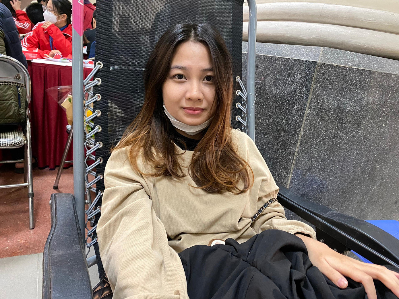 Bạn Đặng Thị Nguyệt Hà (sinh viên năm cuối khoa Kỹ thuật Hoá Học ĐH Bách Khoa) chia sẻ: &quot;Mình đã 4 lần tham gia chương trình Chủ nhật Đỏ nhưng là lần đầu hiến máu. Những năm trước ( năm 2018- 2019-2020) mình đều tham gia hoạt động tình nguyện hỗ trợ hiến máu của chương trình Chủ nhật Đỏ tổ chức tại Đại học Bách Khoa. Qua các năm đều thấy chương trình tổ chức khá hoành tráng, năm nào cũng có rất nhiều người nổi tiếng tham gia. Vì năm nay là năm cuối nên mình ít tham gia các hoạt động tình nguyện hơn để tập trung vào việc tốt nghiệp. Trước khi hiến máu mình cảm thấy khá hồi hộp, khi hiến xong vẫn chưa thấy hết hồi hộp. Quá trình hiến máu của mình khá thuận lợi chỉ phải xếp hàng hơi lâu vì khá đông sinh viên đăng ký tham gia. Năm nay mình quyết định tham gia hiến máu mà không phải tham gia làm tình nguyện viên hỗ trợ bởi cũng muốn một lần góp sức chung tay vì cộng đồng, đồng hành cùng chương trình cũng là muốn thay máu để tốt cho cơ thể, có sức khỏe tốt hơn.&quot;