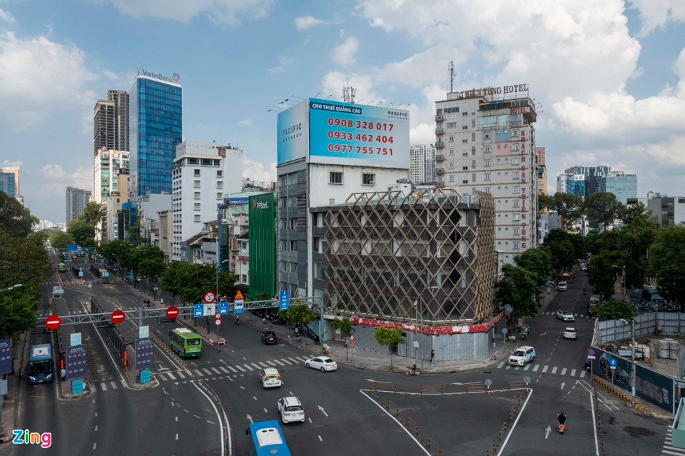 Trong một cuộc trao đổi với Zing cách đây không lâu, bà Trang Bùi - Tổng giám đốc Cushman & Wakefield Việt Nam - cho rằng cách làm việc của các chủ nhà cũng góp phần khiến thị trường nhà phố cho thuê khó đáp ứng yêu cầu của các nhãn hàng, đặc biệt từ quốc tế hoặc ở phân khúc cao cấp, xa xỉ. Trong một cuộc trao đổi với Zing cách đây không lâu, bà Trang Bùi - Tổng giám đốc Cushman & Wakefield Việt Nam - cho rằng cách làm việc của các chủ nhà cũng góp phần khiến thị trường nhà phố cho thuê khó đáp ứng yêu cầu của các nhãn hàng, đặc biệt từ quốc tế hoặc ở phân khúc cao cấp, xa xỉ.