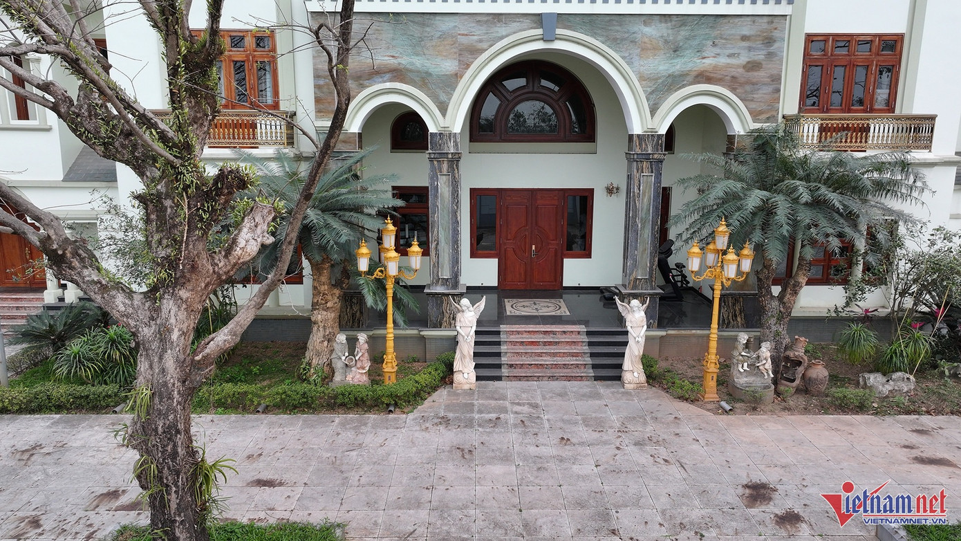 Cửa chính giữa căn biệt thự của Hậu "Pháo". Ảnh: Đức Hoàng.