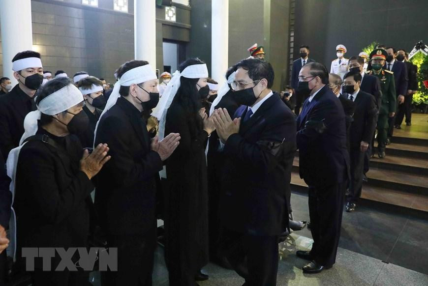 Đoàn các đồng chí lãnh đạo Đảng, Nhà nước do Thủ tướng Chính phủ Phạm Minh Chính dẫn đầu viếng nguyên Phó Thủ tướng Chính phủ Nguyễn Côn. (Ảnh: Phạm Kiên/TTXVN)