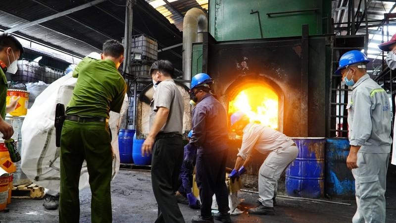 Đưa ma túy vào tiêu hủy. Ảnh: CẨM TÚ Đưa ma túy vào tiêu hủy. Ảnh: CẨM TÚ