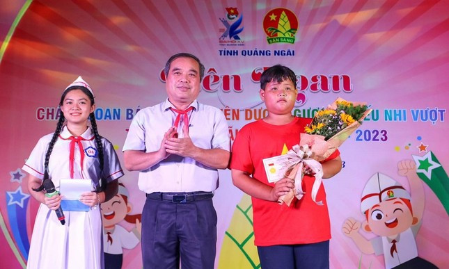 Thừa ủy quyền của Trung ương Đoàn, Phó Chủ tịch thường trực UBND tỉnh Quảng Ngãi Trần Hoàng Tuấn trao huy hiệu “Tuổi trẻ dũng cảm” cho em Võ Tấn Đệ. Thừa ủy quyền của Trung ương Đoàn, Phó Chủ tịch thường trực UBND tỉnh Quảng Ngãi Trần Hoàng Tuấn trao huy hiệu “Tuổi trẻ dũng cảm” cho em Võ Tấn Đệ.