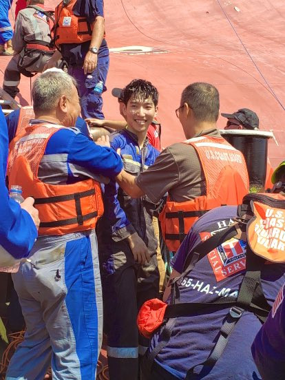 Nín thở xem giải cứu 4 thủy thủ mắc kẹt suốt 35 giờ trong tàu hàng bị lật ảnh 3