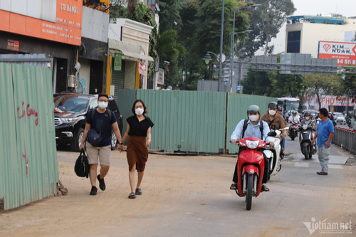 Phần rào chắn được dựng trên các tuyến đường Phan Thúc Duyện, Trần Quốc Hoàn để phục vụ hạng mục thi công hầm chui. Tuy nhiên, do phạm vi dự án nằm ở cửa ngõ quan trọng của sân bay Tân Sơn Nhất nên áp lực ùn tắc qua khu vực này rất cao.