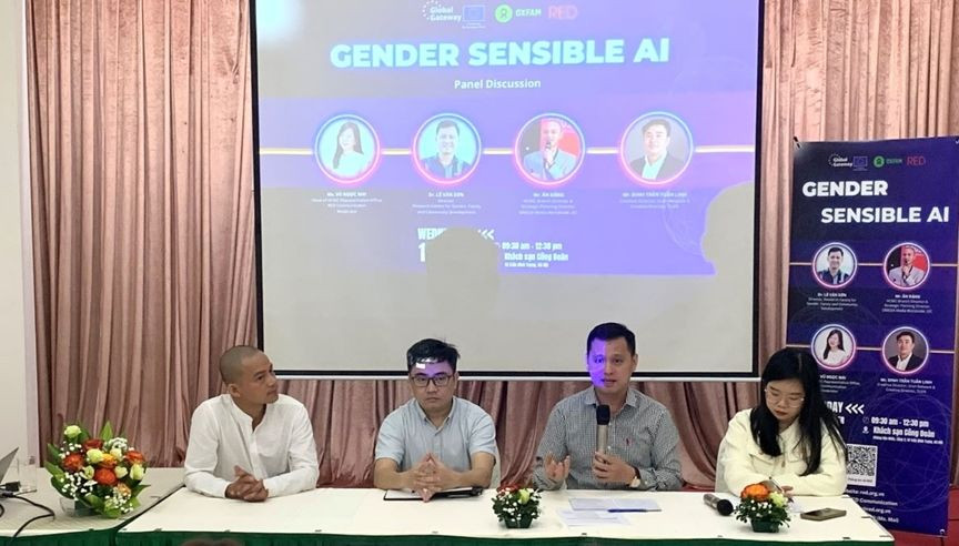 Các diễn giả chia sẻ tại tọa đàm.