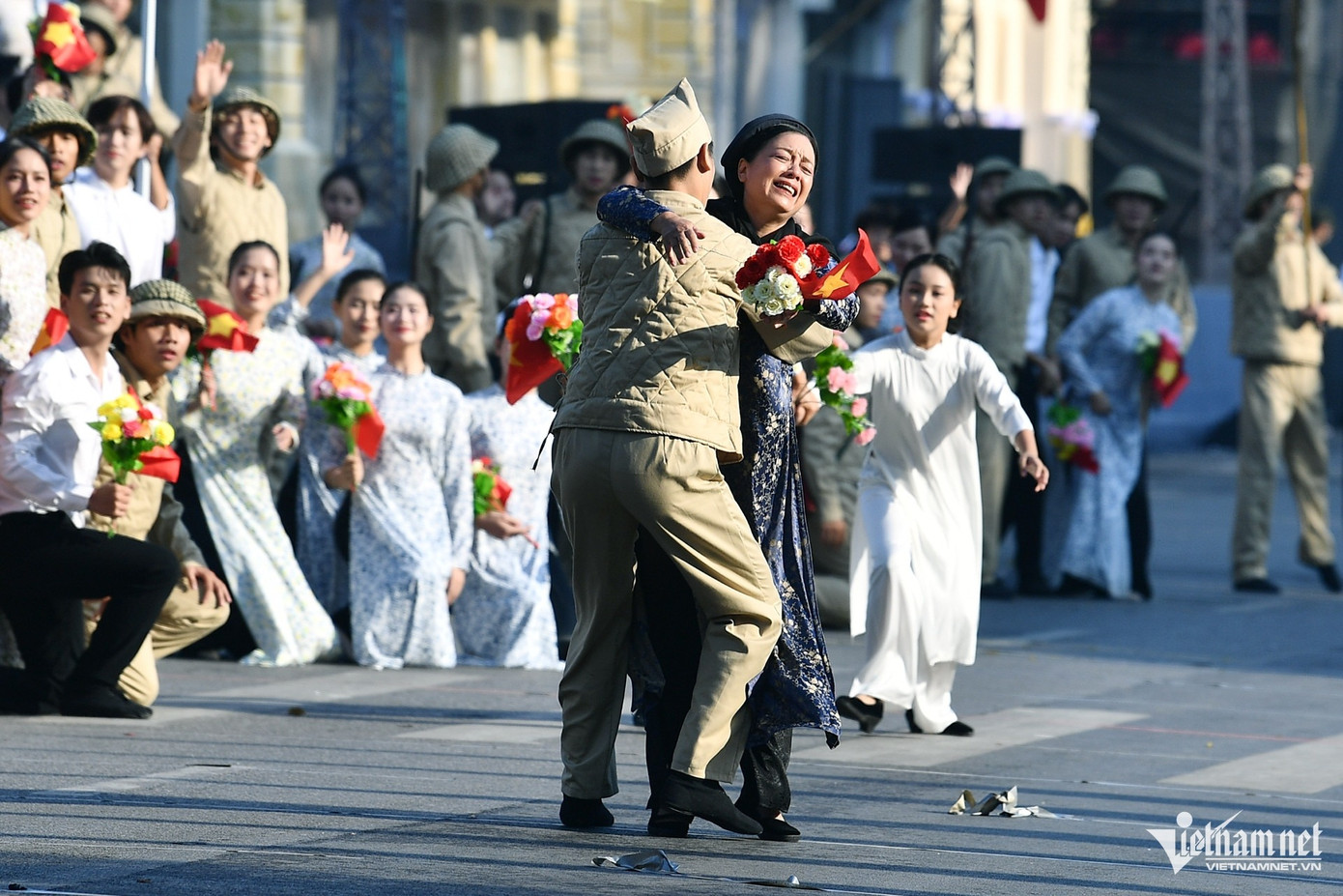 Lực lượng diễu hành và trình diễn là nghệ nhân và nhân dân của 30 quận, huyện, thị xã; các nghệ sĩ, diễn viên, nhạc công và các tầng lớp nhân dân Thủ đô, bạn bè quốc tế. Lực lượng diễu hành và trình diễn là nghệ nhân và nhân dân của 30 quận, huyện, thị xã; các nghệ sĩ, diễn viên, nhạc công và các tầng lớp nhân dân Thủ đô, bạn bè quốc tế.