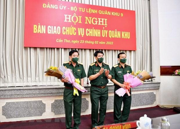 Đại tướng Lương Cường, Ủy viên Bộ Chính trị, Chủ nhiệm Tổng Cục Chính trị Quân đội Nhân dân Việt Nam tặng hoa chúc mừng Thiếu tướng Nguyễn Văn Gấu và Thiếu tướng Hồ Văn Thái. (Ảnh: TTXVN phát)