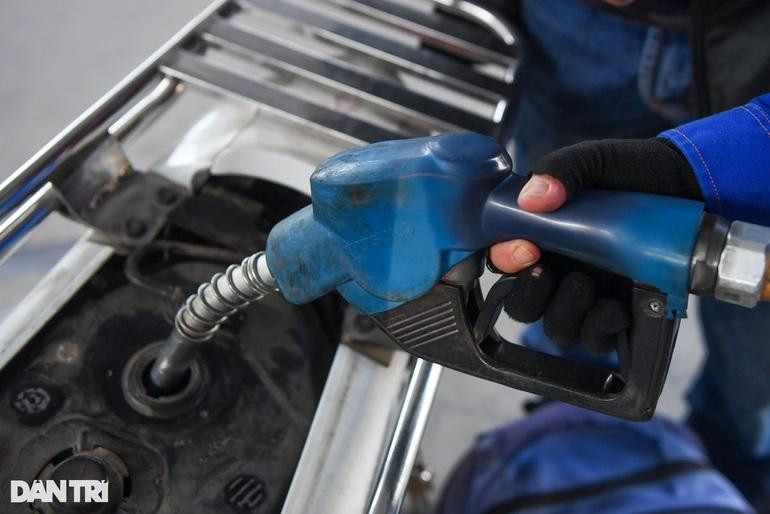 Đại sứ quán Việt Nam tại Malaysia đã có văn bản phản hồi Bộ Công Thương về việc làm rõ thông tin về giá xăng và việc Chính phủ Malaysia đồng ý xuất xăng RON95 cho Việt Nam (Ảnh: Mạnh Quân).