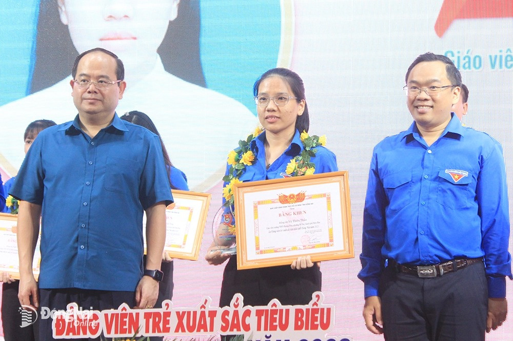 Cô Vũ Thiên Thảo (giữa) được Tỉnh Đoàn tuyên dương đảng viên trẻ tiêu biểu xuất sắc năm 2023.