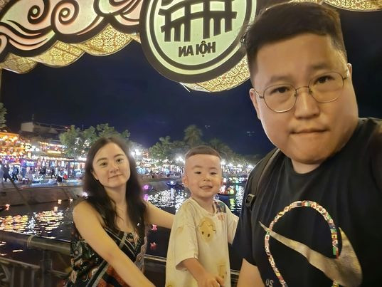 Anh Tong Seon cùng gia đình chụp ảnh lưu niệm tại Hội An.