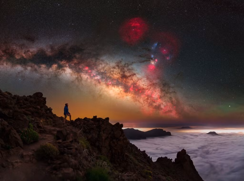 Bức ảnh “Trải nghiệm thiên văn La Palma” của tác giả Jakob Sahner chụp tại Palma, Tây Ban Nha. La Palma và Quần đảo Canary là nơi lý tưởng để chụp ảnh thiên văn do có những đám mây ở độ cao khoảng 1000 mét.
