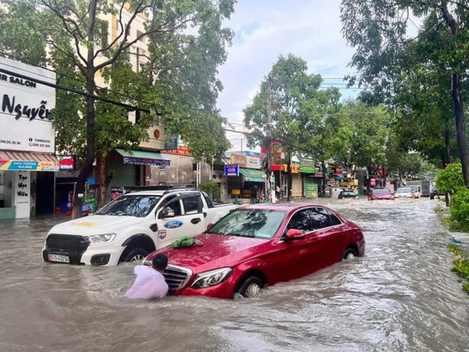 Chủ xe bất lực trong dòng nước mênh mông đường Đồng Khởi