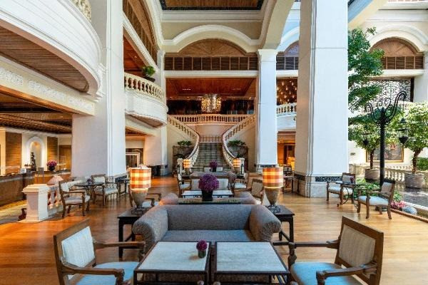 Không gian nghỉ dưỡng tại khách sạn Grand Hyatt Erawan Bangkok gây ấn tượng với phong cách dung hòa giữa cổ điển, sang trọng và hiện đại, tiện nghi. Chất lượng dịch vụ 5 sao bao gồm chuỗi nhà hàng Salvia - Spasso Bistro - You&Mee - The Breezeway, tiệm bánh, phòng trà, quán bar, không gian tổ chức hội nghị và sự kiện, bể bơi, phòng gym, spa… luôn sẵn sàng phục vụ mọi nhu cầu của bạn trong suốt quá trình lưu trú. Không gian nghỉ dưỡng tại khách sạn Grand Hyatt Erawan Bangkok gây ấn tượng với phong cách dung hòa giữa cổ điển, sang trọng và hiện đại, tiện nghi. Chất lượng dịch vụ 5 sao bao gồm chuỗi nhà hàng Salvia - Spasso Bistro - You&Mee - The Breezeway, tiệm bánh, phòng trà, quán bar, không gian tổ chức hội nghị và sự kiện, bể bơi, phòng gym, spa… luôn sẵn sàng phục vụ mọi nhu cầu của bạn trong suốt quá trình lưu trú.