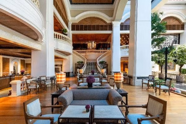 Không gian nghỉ dưỡng tại khách sạn Grand Hyatt Erawan Bangkok gây ấn tượng với phong cách dung hòa giữa cổ điển, sang trọng và hiện đại, tiện nghi. Chất lượng dịch vụ 5 sao bao gồm chuỗi nhà hàng Salvia - Spasso Bistro - You&Mee - The Breezeway, tiệm bánh, phòng trà, quán bar, không gian tổ chức hội nghị và sự kiện, bể bơi, phòng gym, spa… luôn sẵn sàng phục vụ mọi nhu cầu của bạn trong suốt quá trình lưu trú. Không gian nghỉ dưỡng tại khách sạn Grand Hyatt Erawan Bangkok gây ấn tượng với phong cách dung hòa giữa cổ điển, sang trọng và hiện đại, tiện nghi. Chất lượng dịch vụ 5 sao bao gồm chuỗi nhà hàng Salvia - Spasso Bistro - You&Mee - The Breezeway, tiệm bánh, phòng trà, quán bar, không gian tổ chức hội nghị và sự kiện, bể bơi, phòng gym, spa… luôn sẵn sàng phục vụ mọi nhu cầu của bạn trong suốt quá trình lưu trú.