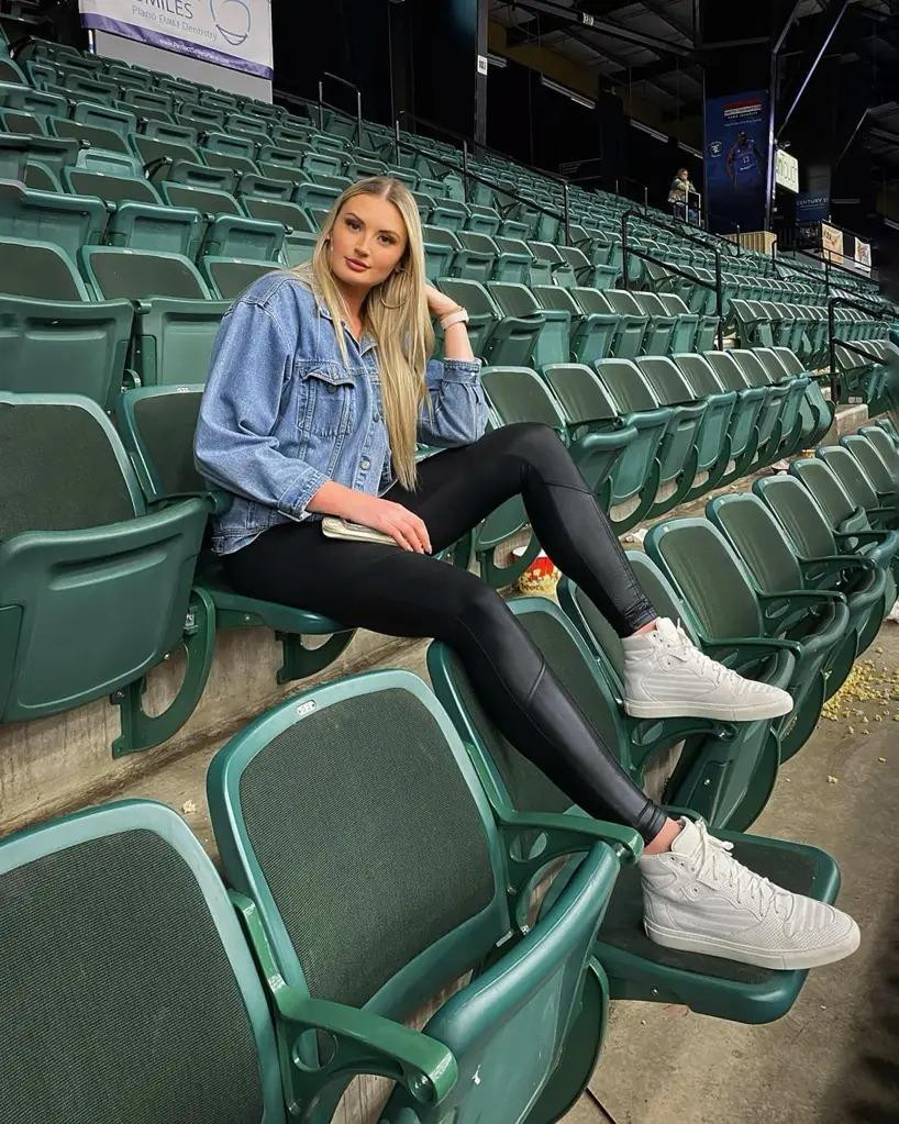 Đến khi bước vào tuổi trưởng thành, cô cảm thấy việc tìm được cho mình một mối quan hệ tình cảm là cả một thách thức bởi đa số nam giới đều không cảm thấy thoải mái khi đứng trước cô. “Tôi từng gặp gỡ nhiều chàng trai. Nhưng đa phần họ đều cảm thấy choáng ngợp trước chiều cao của tôi. Dần dần, tôi đã học được cách lọc ra những kiểu đàn ông thiếu tự tin, chỉ tò mò về ngoại hình của tôi hoặc đi chơi để khoe khoang rằng bản thân đã hẹn hò với “một cô gái rất cao” là tôi”, Klara Bradshaw chia sẻ. Ảnh: Page Six Đến khi bước vào tuổi trưởng thành, cô cảm thấy việc tìm được cho mình một mối quan hệ tình cảm là cả một thách thức bởi đa số nam giới đều không cảm thấy thoải mái khi đứng trước cô. “Tôi từng gặp gỡ nhiều chàng trai. Nhưng đa phần họ đều cảm thấy choáng ngợp trước chiều cao của tôi. Dần dần, tôi đã học được cách lọc ra những kiểu đàn ông thiếu tự tin, chỉ tò mò về ngoại hình của tôi hoặc đi chơi để khoe khoang rằng bản thân đã hẹn hò với “một cô gái rất cao” là tôi”, Klara Bradshaw chia sẻ. Ảnh: Page Six