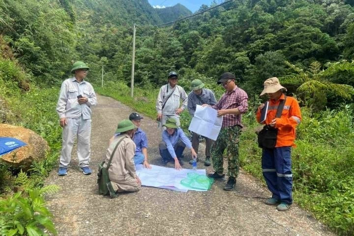 Các chuyên gia Cục Địa chất và Khoáng sản Việt Nam đánh giá thực địa, khoanh vùng khu vực có tiềm năng khoáng sản. Ảnh: Cục Địa chất và Khoáng sản Việt Nam.