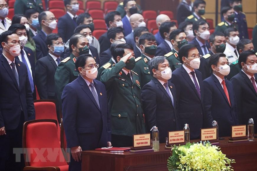 Hình ảnh Thủ tướng Phạm Minh Chính và các đại biểu thực hiện nghi lễ chào cờ. (Ảnh: Dương Giang/TTXVN)