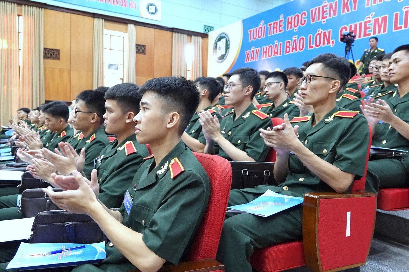 Tuổi trung bình của đại biểu dự ĐH là 24, đại biểu trẻ nhất 19 tuổi; có 85 đại biểu là đảng viên; 126 đại biểu là học viên
