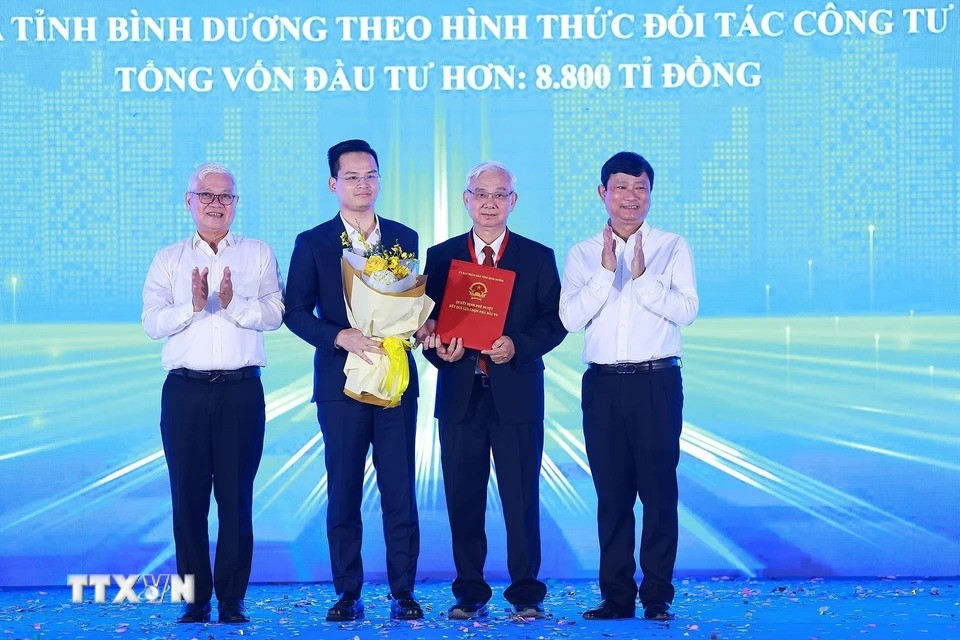 Lãnh đạo tỉnh Bình Dương trao quyết định phê duyệt kết quả lựa chọn nhà đầu tư dự án cao tốc TPHCM - Thủ Dầu Một - Chơn Thành. (Ảnh: Dương Giang/TTXVN)