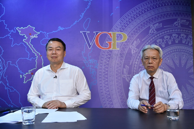 Thứ trưởng Bộ Tài chính Nguyễn Đức Chi và TS. Nguyễn Sĩ Dũng tại Tọa đàm - Ảnh: VGP/Quang Thương
