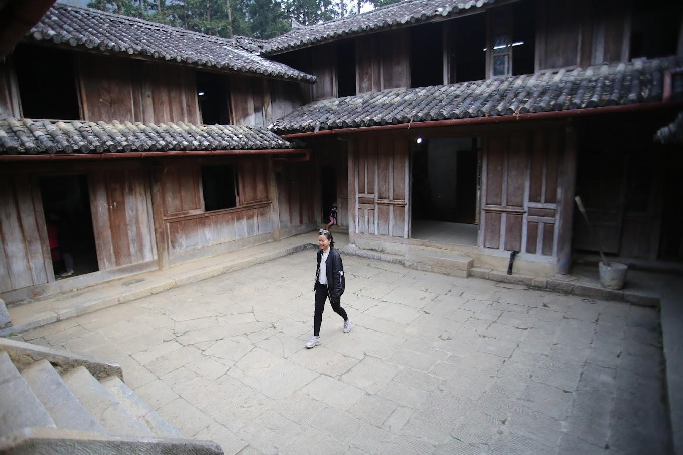 Toàn dinh thự được chia ra làm 3 khu Tiền, Trung, Hậu với tất cả 64 phòng có sức chứa lên tới 100 người, là nơi sinh sống, làm việc của toàn bộ người trong gia tộc họ Vương.