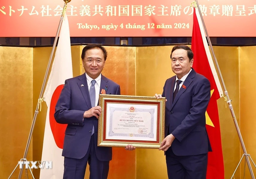 Chủ tịch Quốc hội Trần Thanh Mẫn trao Huân chương Hữu nghị của Chủ tịch nước tặng Thống đốc tỉnh Kanagawa Kuroiwa Yuji. (Ảnh: Doãn Tấn/TTXVN)