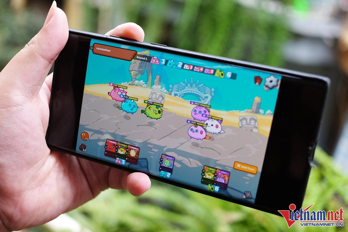 Một game thủ Việt đang chơi Axie Infinity. Ảnh: Trọng Đạt