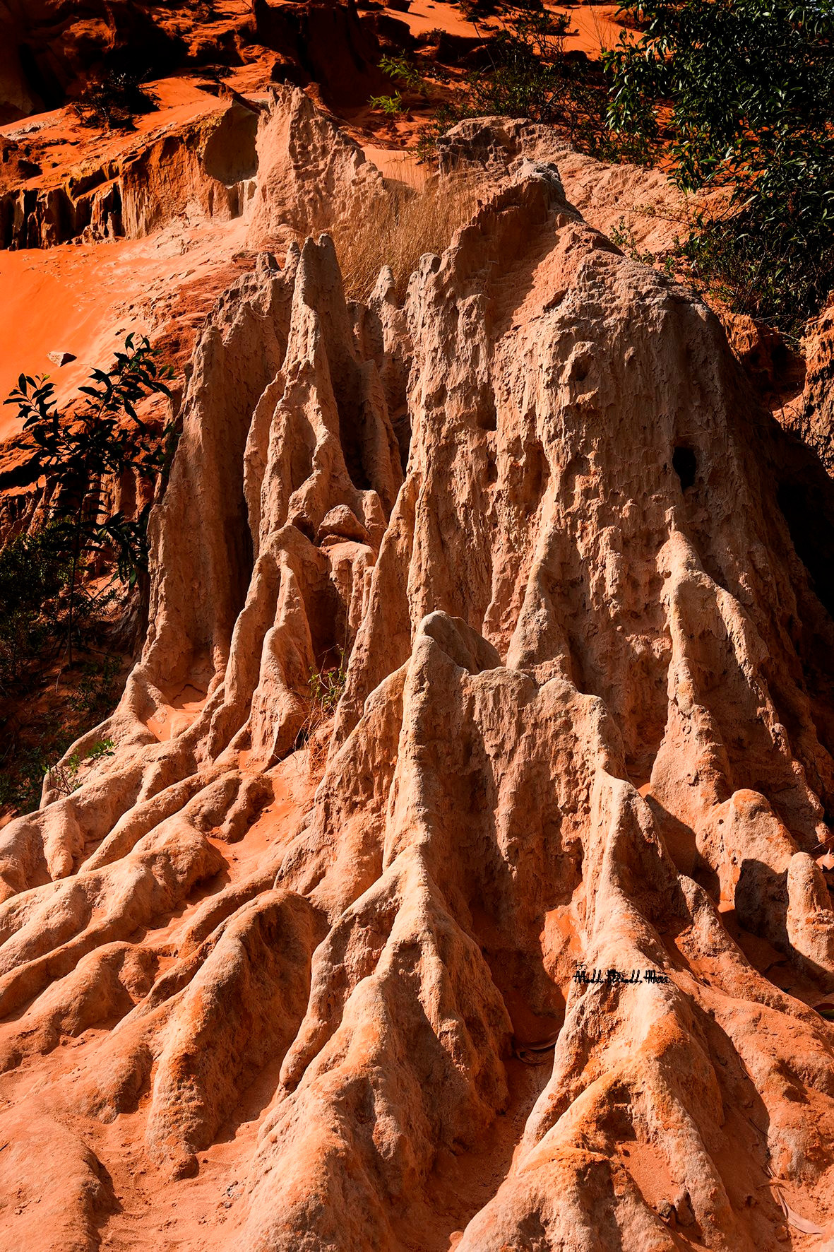 Dòng chảy của nước như người thợ vô hình điêu khắc miệt mài tạo nên những tác phẩm nghệ thuật thiên nhiên sống động.